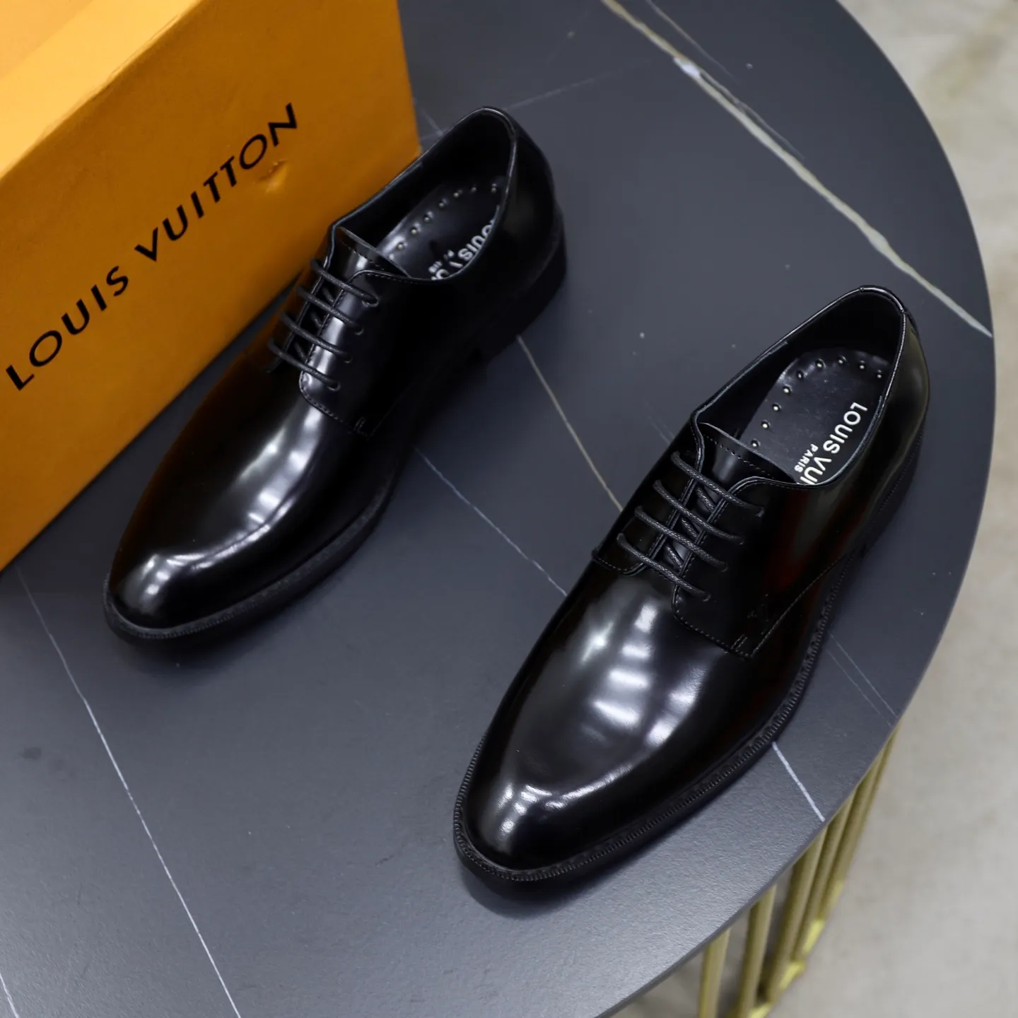 Ex-factory price: 500💰🙅‍♂️🙅‍♂️🙅‍♂️ Brand: LV Louis Vuitton Standard code: Men's size 38-44 (45 can be customized) Grade: Same style as the official website Original order quality Material: Original cowhide surface Comfortable cowhide lining Original outsole Style category: Men's fashionable casual leather shoes Distinguished big-name luxury elements Top luxury Color: actual picture color